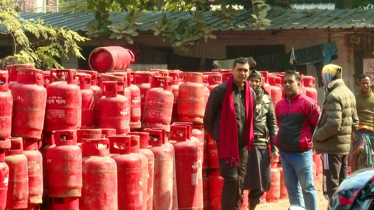 সিলিন্ডারের দাম বাড়ায় কমেছে ক্রেতা, নির্ভরতা ইলেকট্রিক চুলায়