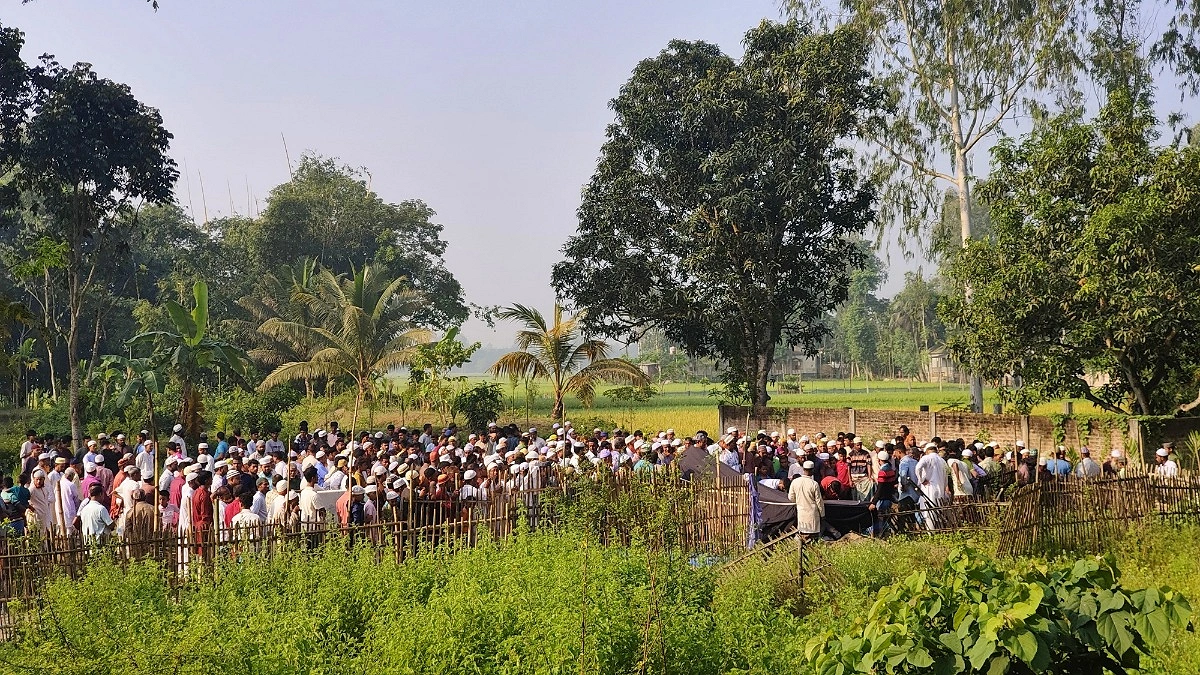 মায়ের কবরের দুই পাশে চিরনিদ্রায় দুই সন্তান