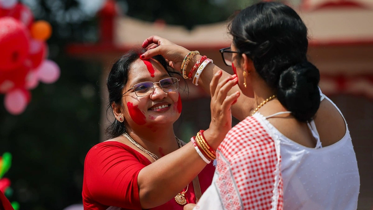 কপালে সিঁদুর পরিয়ে দেওয়া হচ্ছে।