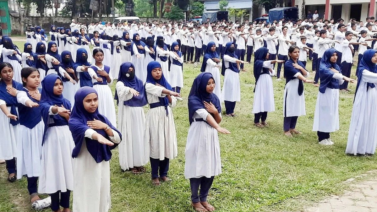 দুর্নীতিবিরোধী শপথবাক্য পাঠ করল ৮০০ শিক্ষার্থী