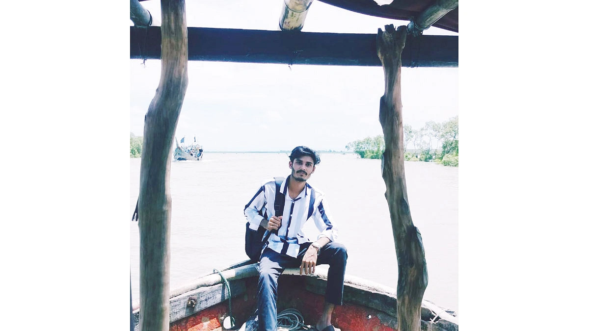 মহেশখালী ঘাটে লেখক