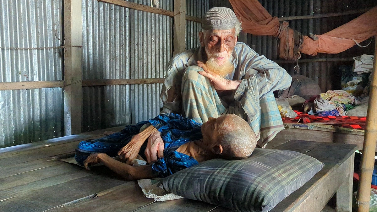 স্ত্রী নূরজাহান বেগমের পাশে সাজু শেখ। ছবি: আগামীর সময়