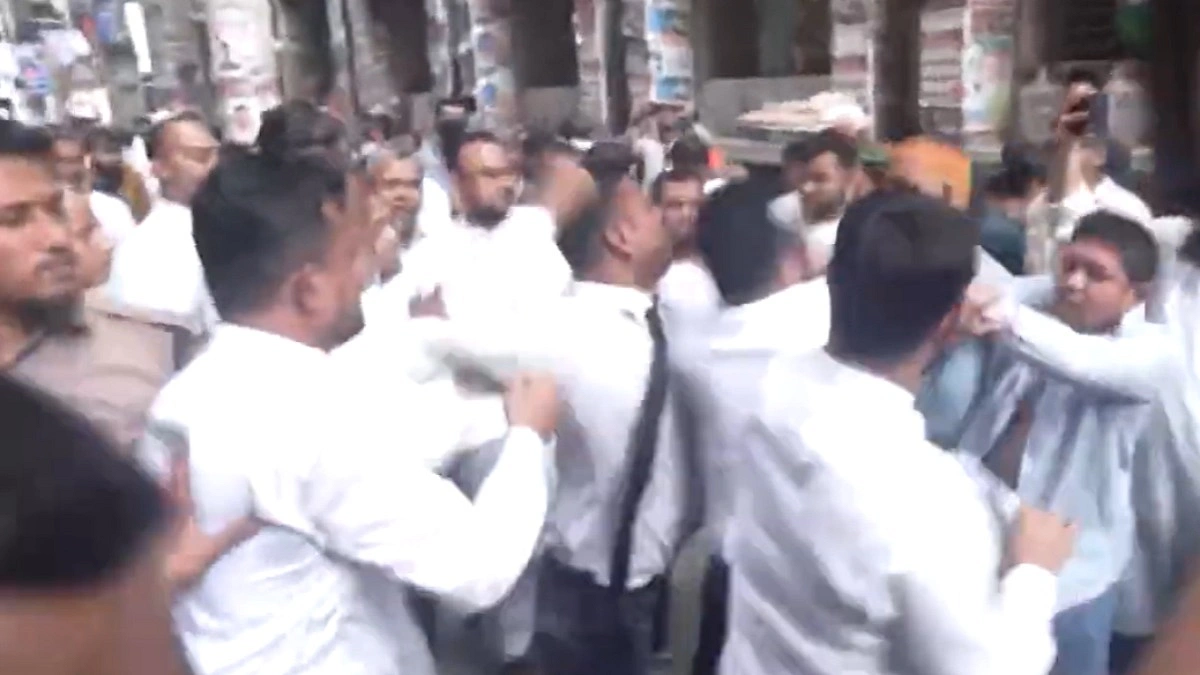 আখতারুজ্জামানের জামিন শুনানিতে আইনজীবীদের হাতাহাতি