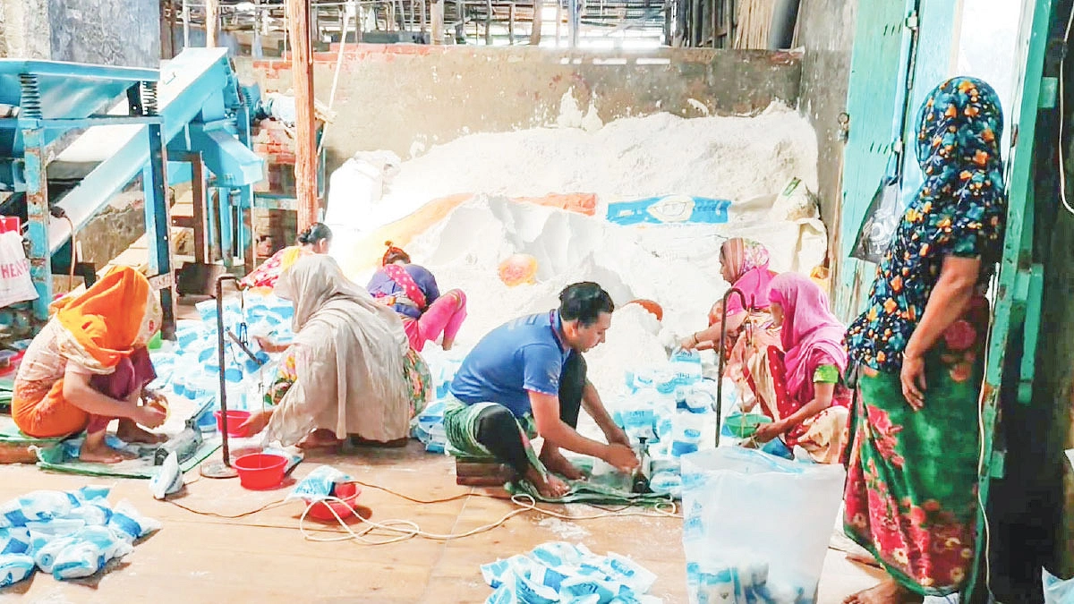 সনাতন পদ্ধতিতে শতকোটির লবণবাণিজ্য