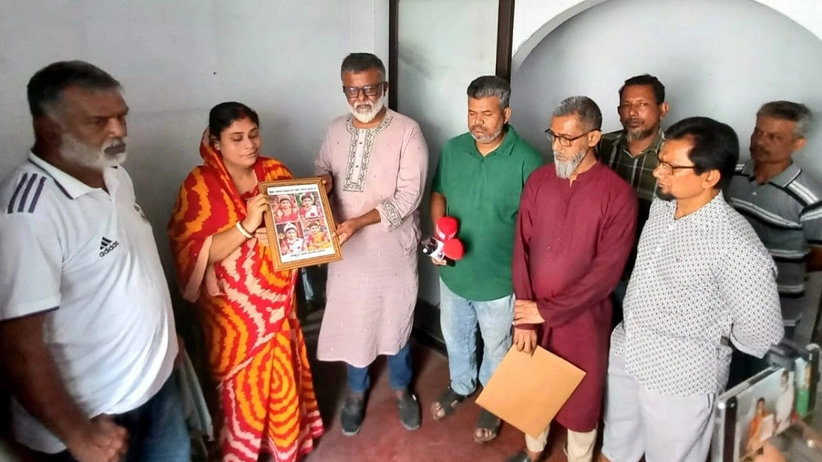 বিজয়ায় বিষাদে ভারাক্রান্ত ঘর, শহীদ রিয়া গোপের স্বজনদের পাশে বিএনপি নেতা