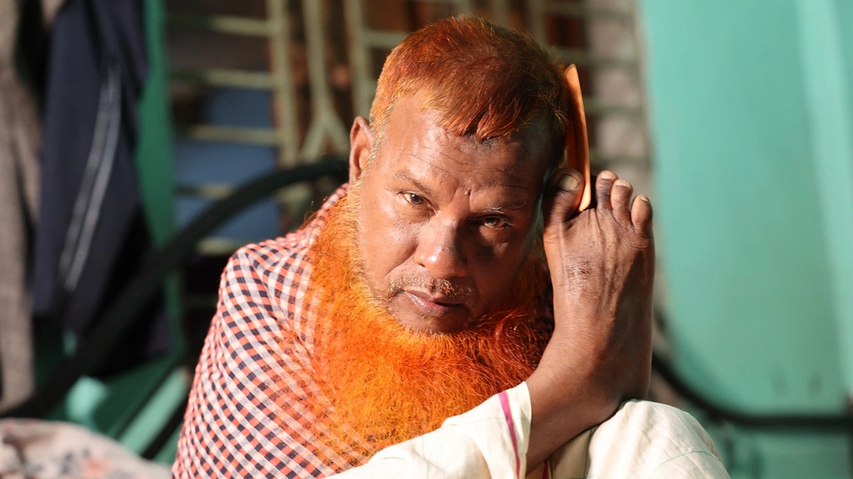 স্কুলে যাওয়ার জন্য প্রস্তুতি নিচ্ছেন