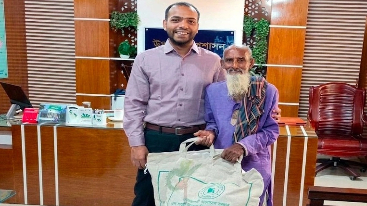 ১০৬ বছরের ছব্দুল গাজীর পাশে ইউএনও, মিলল জরুরি ত্রাণ