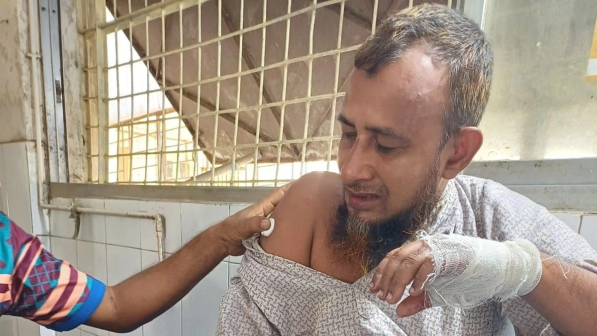মাদক সেবনে বাধা দেওয়ায় সংস্কৃতিকর্মীকে কুপিয়ে জখম, গ্রেপ্তার ২