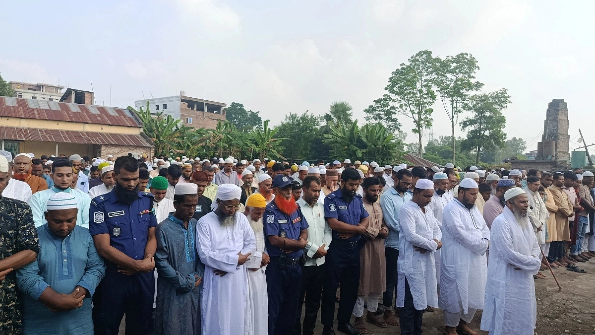 প্যারোলে মুক্তি পেয়ে মায়ের জানাজা পড়ালেন সাবেক মেয়র বেলাল