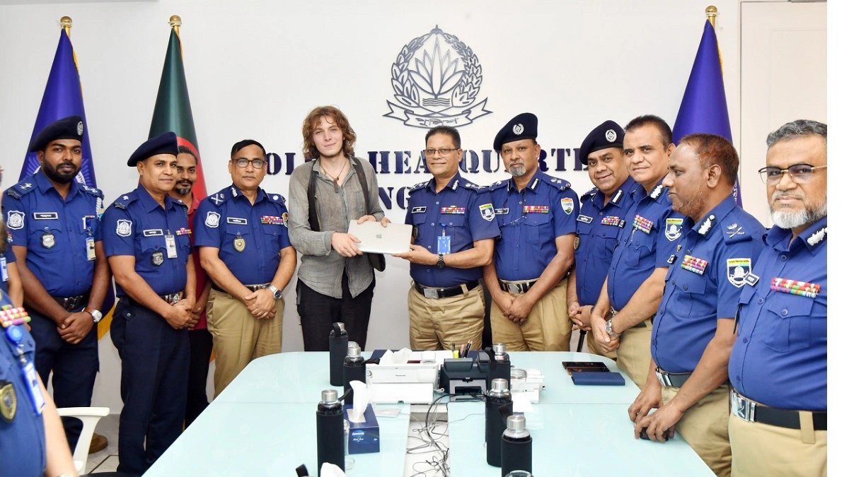 জার্মান পর্যটকের উদ্ধারকৃত ল্যাপটপ হস্তান্তর করেছে পুলিশ