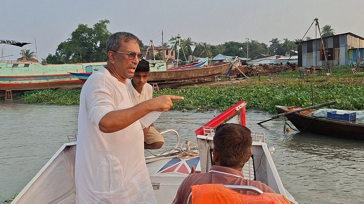নদীতে নেমে জেলেদের সতর্ক করলেন এমপি মানিক