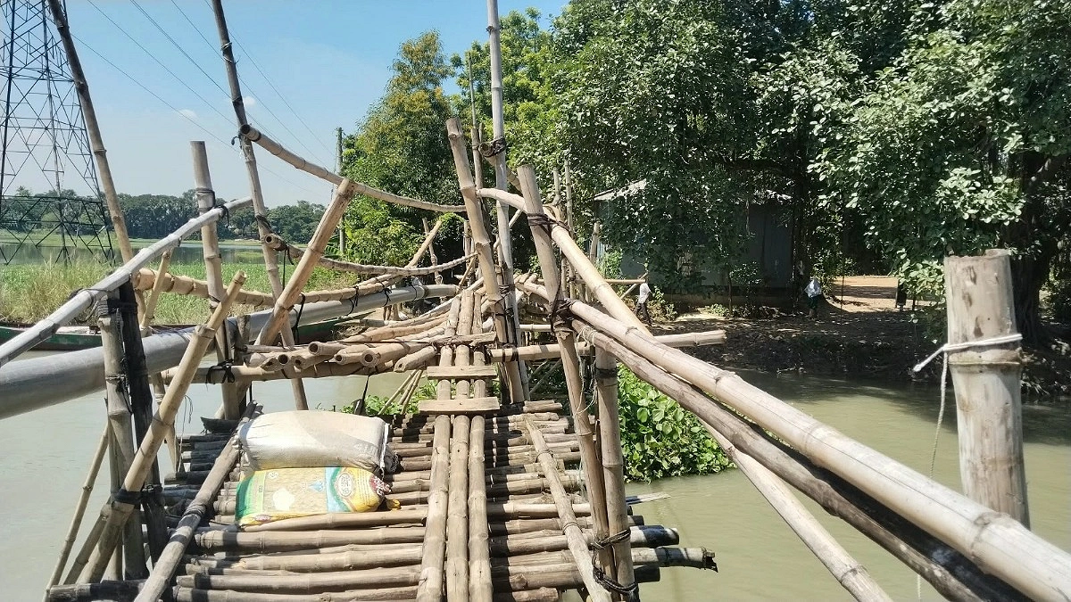 ঝুঁকিপূর্ণ বাঁশের সাঁকো পেরিয়ে শ্রেণিকক্ষে