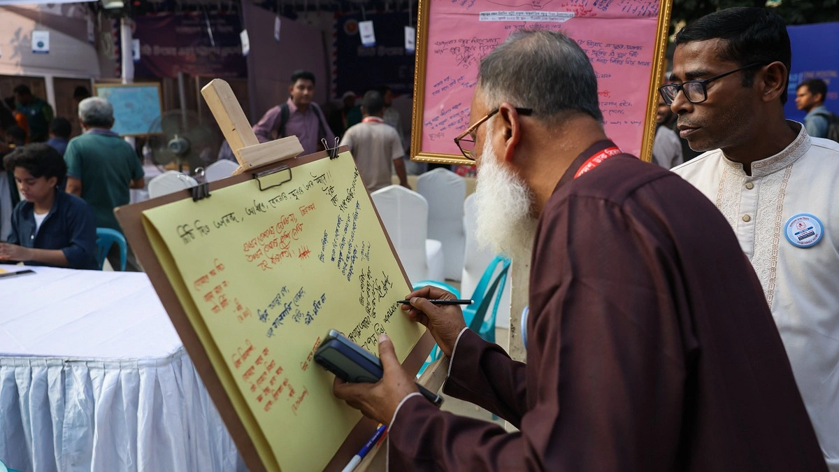 মন্তব্য লেখার বোর্ডে নিজের মতামত লিখছেন একজন