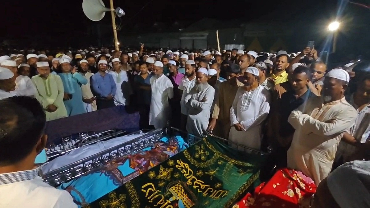 নাটোরে সড়ক দুর্ঘটনায় নিহত শরীয়তপুরের পাঁচ ব্যবসায়ীর জানাজা, দাফন