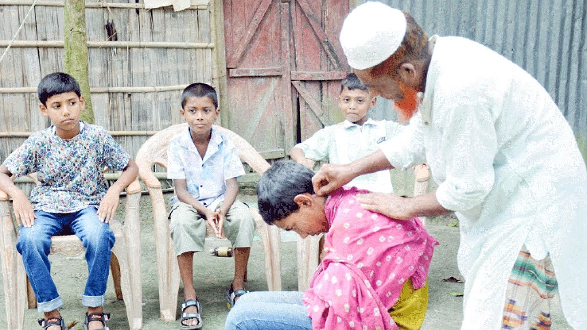 বিনা পয়সায় চুল কাটেন আবেদ আলী