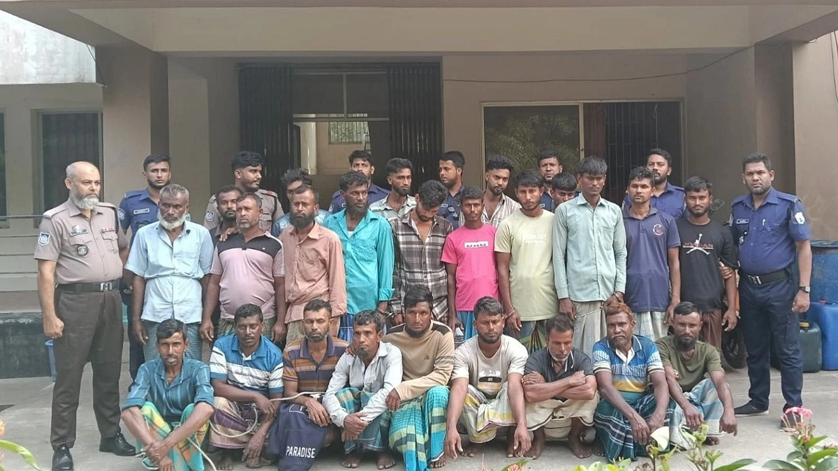 মতলবে নিষিদ্ধ জালে মাছ শিকার, ২০ জেলে গ্রেপ্তার