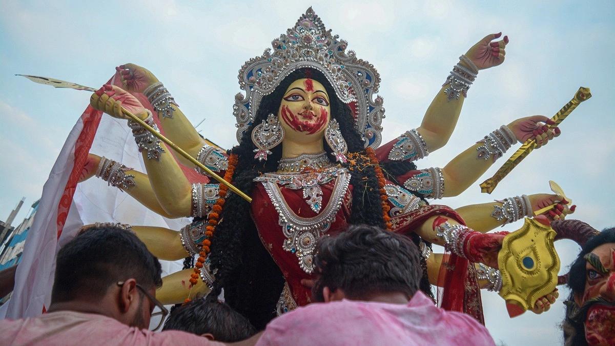 প্রতিমা বিসর্জনের মধ্য দিয়ে উমাকে বিদায় জানাচ্ছেন ভক্তরা