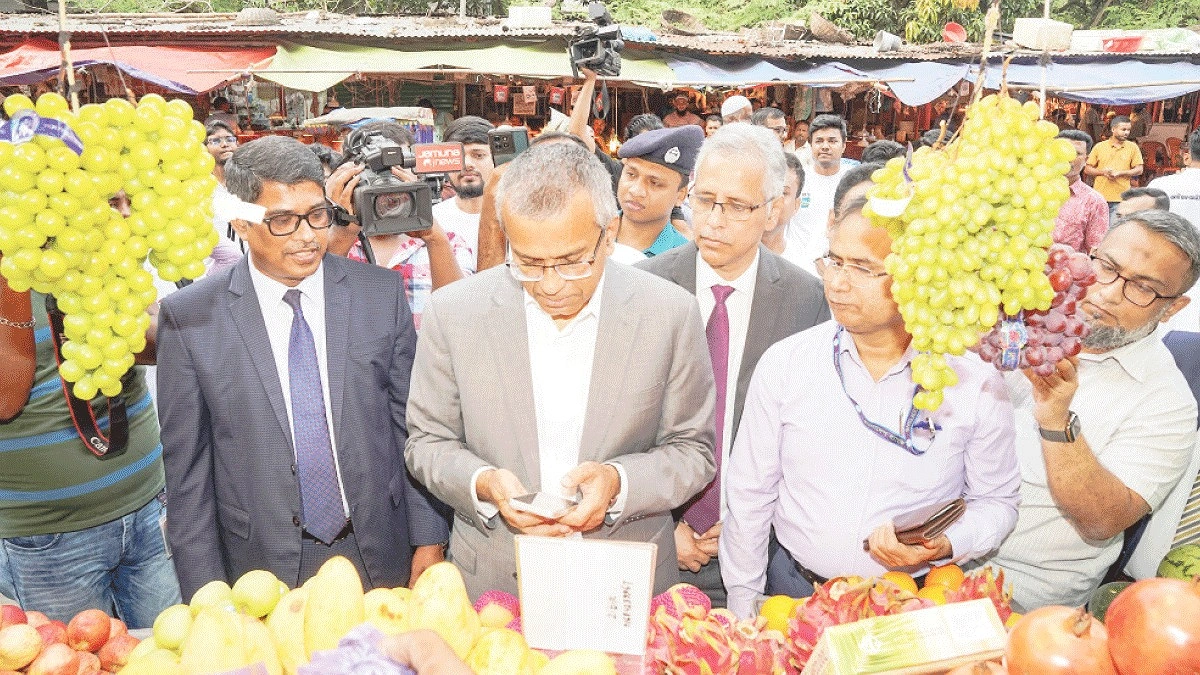 আইএফআইসি ব্যাংকের সহযোগিতায় বাংলা কিউআর প্রচারে গভর্নর