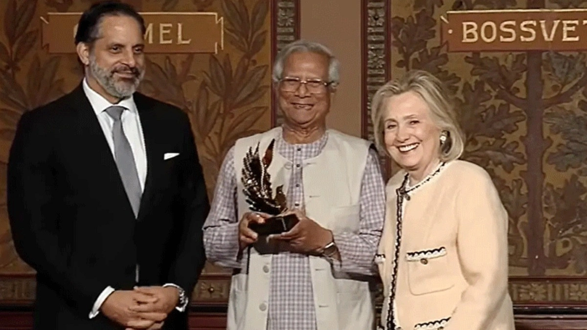 ‘হিলারি রোডহ্যাম ক্লিনটন অ্যাওয়ার্ড’ পেলেন ড. ইউনূস
