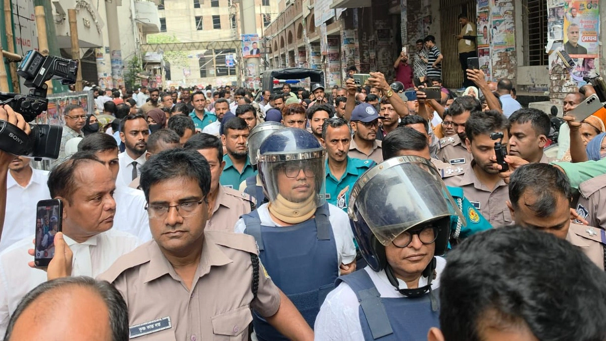 কাঠগড়ায় ফুরফুরে মেজাজে আনিসুল, পকেটে ওষুধ নিলেন পলক