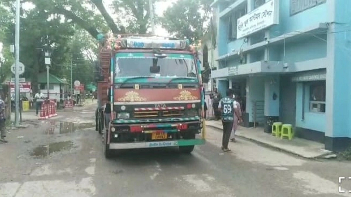 টানা ৮ দিন বন্ধের পর হিলি স্থলবন্দরে আমদানি-রপ্তানি শুরু