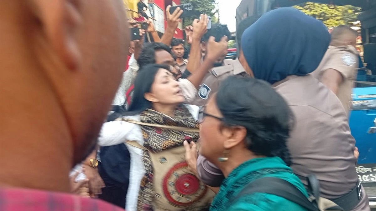 পুলিশের বিরুদ্ধে ‘জয় বাংলা স্লোগান নষ্ট হয়ে গেছে’ বলার অভিযোগ করেন সংস্কৃতিকর্মীরা। ছবি: আগামীর সময়