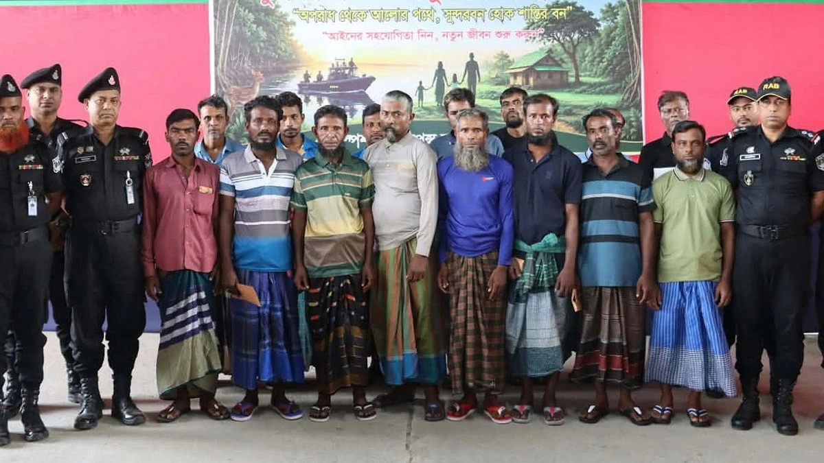 সুন্দরবনে ১৫ জলদস্যুর আত্মসমর্পণ