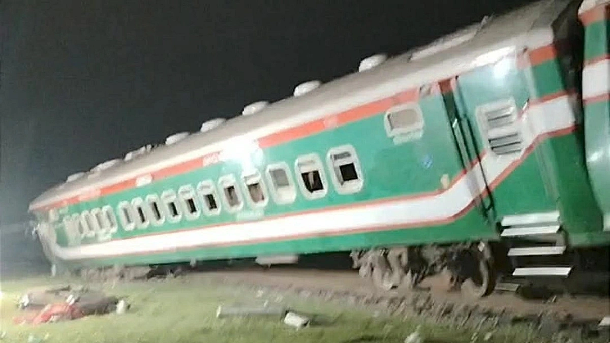 খুলনায় রূপসা এক্সপ্রেসের দুই বগি লাইনচ্যুত