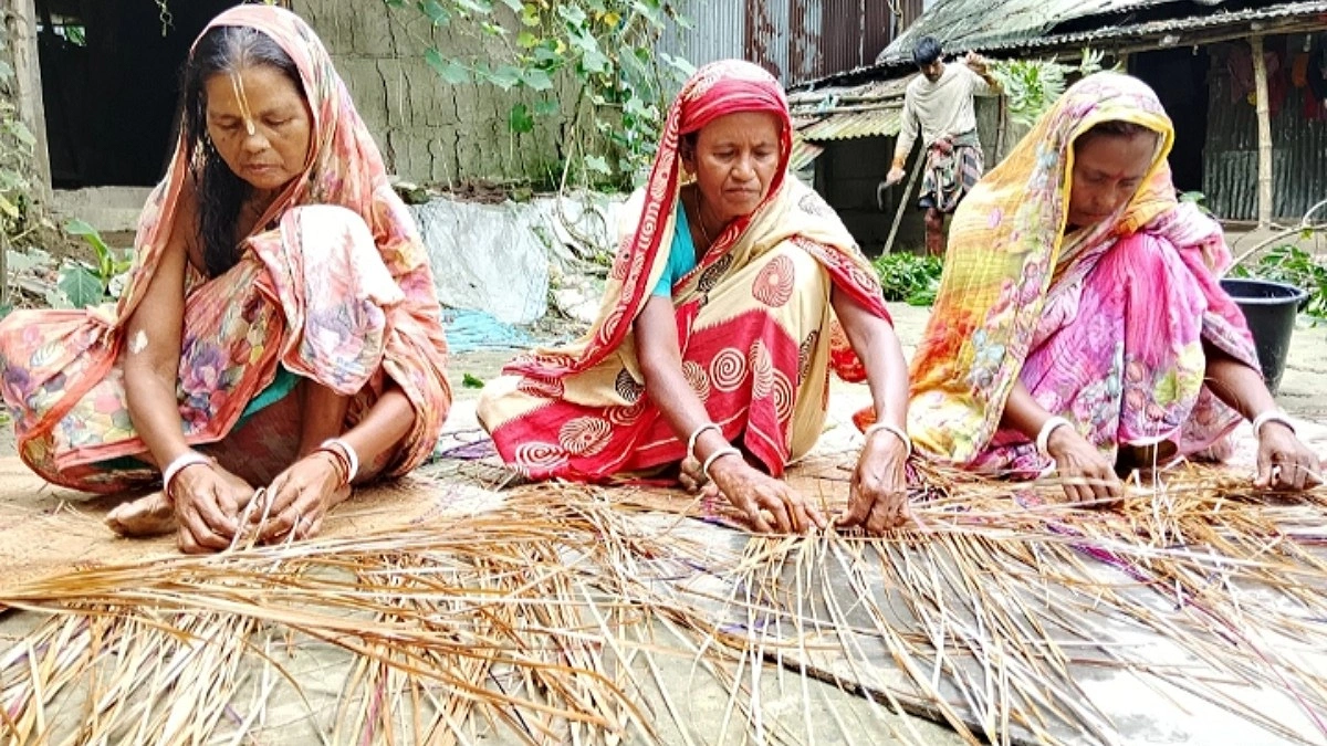 ঐতিহ্যের শীতল পাটিতে আগ্রহ হারাচ্ছেন হাওর অঞ্চলের কারিগররা