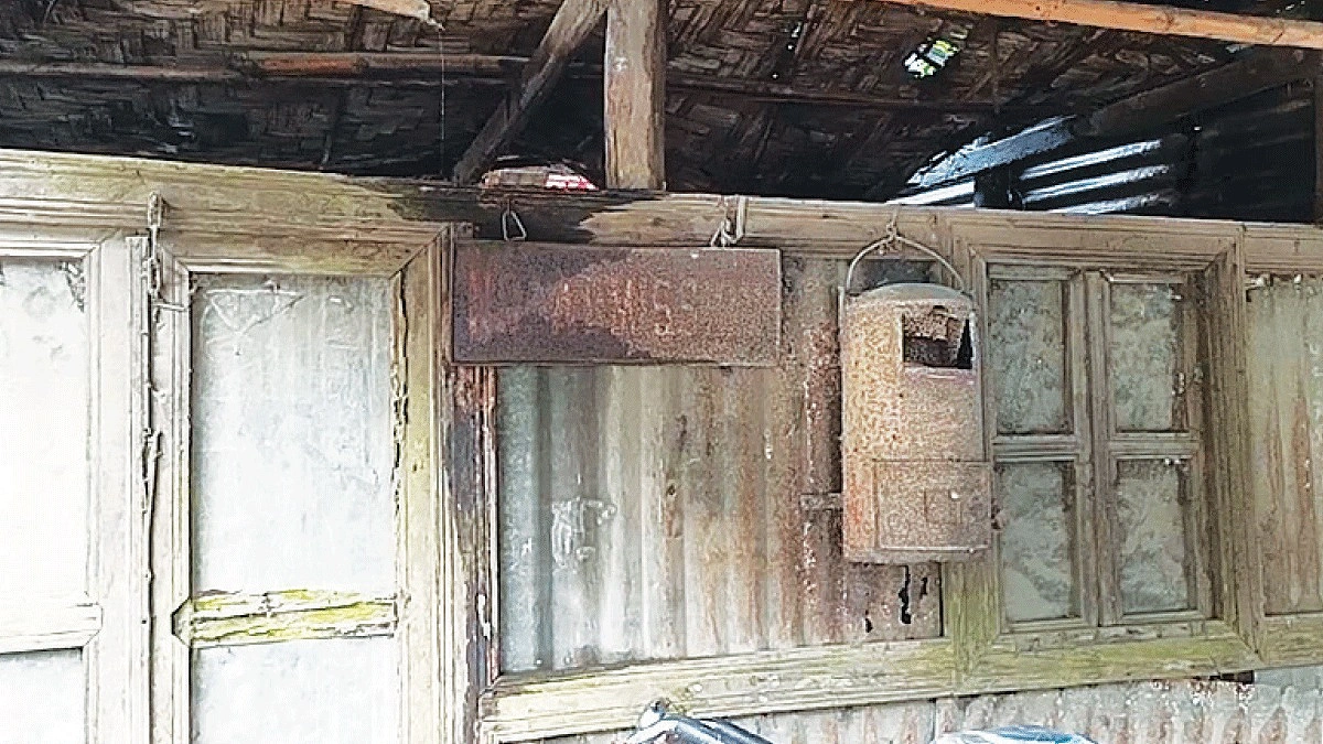 ধোবাউড়ায় পোস্টমাস্টারের বাসায় চলছে সেবা