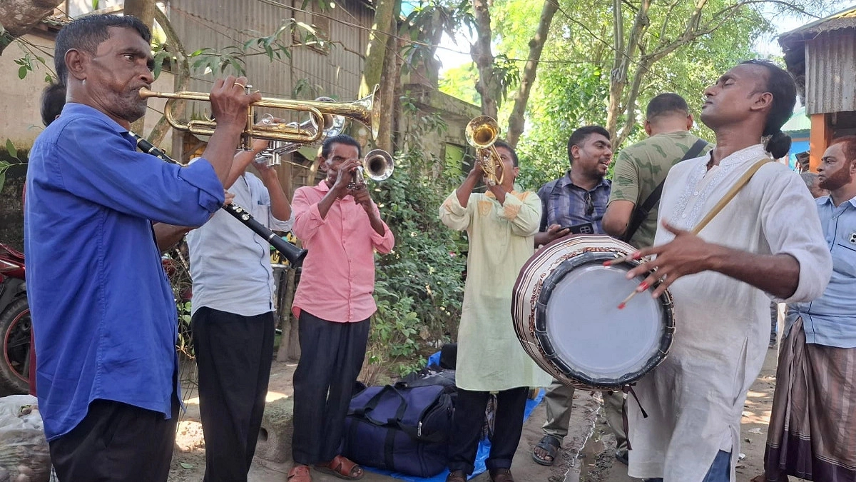 দুর্গাপূজার আনন্দ ছড়ায় কটিয়াদীর ঢাকের হাট
