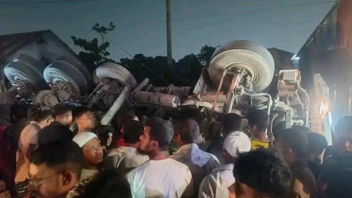 বন্দরে চাকা ফেটে দোকানে ঢুকে পড়ল ট্রাক, নিহত ১