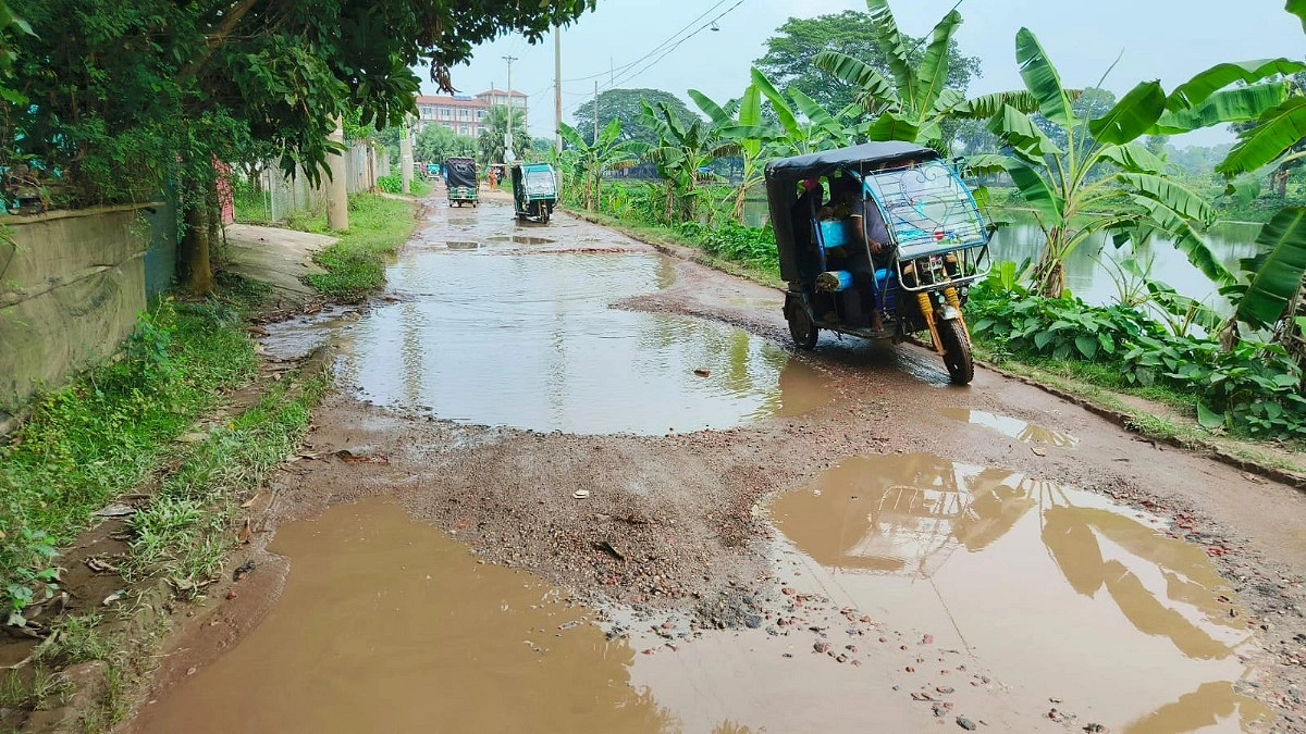 ১৩ কোটি টাকা বরাদ্দেও বেহাল কসবা-আখাউড়া সড়ক
