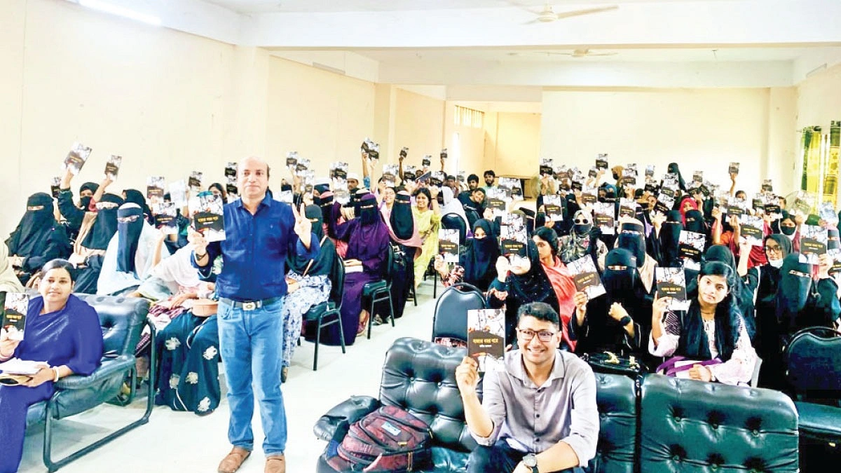 প্রজন্মকে বইয়ে ফেরাচ্ছেন খালিক উদ্দিন