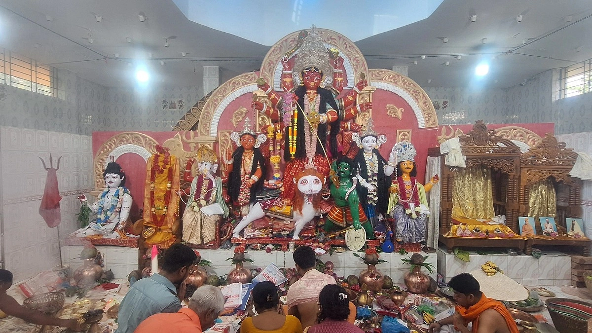 ৩শ বছরের ঐতিহ্য, পাঁচগাঁওয়ে লালবর্ণের দুর্গাপ্রতিমায় পূজা