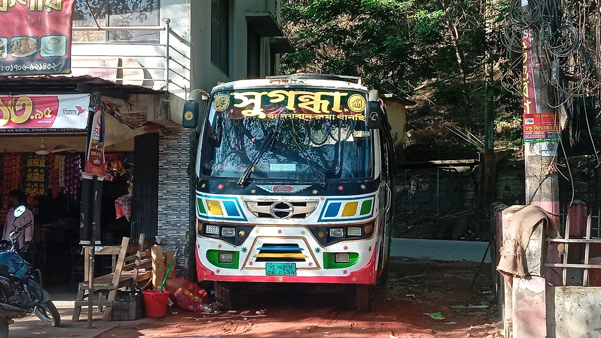 সেনা-বিজিবির পাহারায় বান্দরবান-থানচি সড়কে বাস চলাচল শুরু