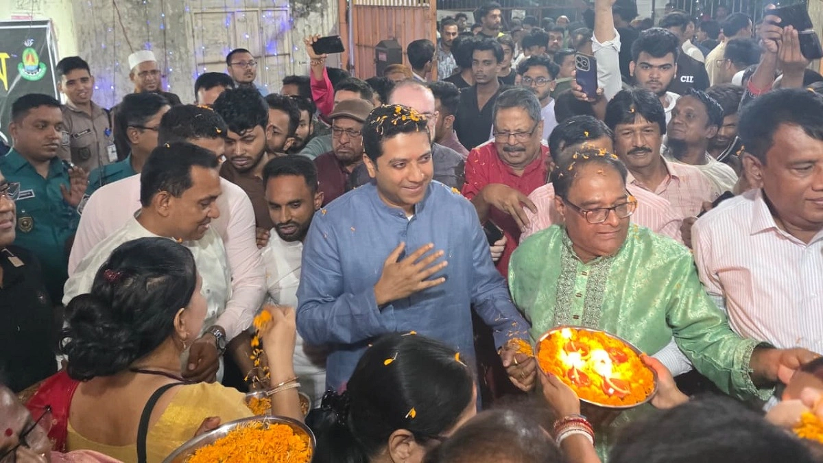 পূজামণ্ডপ পরিদর্শন করে প্রধানমন্ত্রীর উপহার বিতরণ ববি হাজ্জাজের