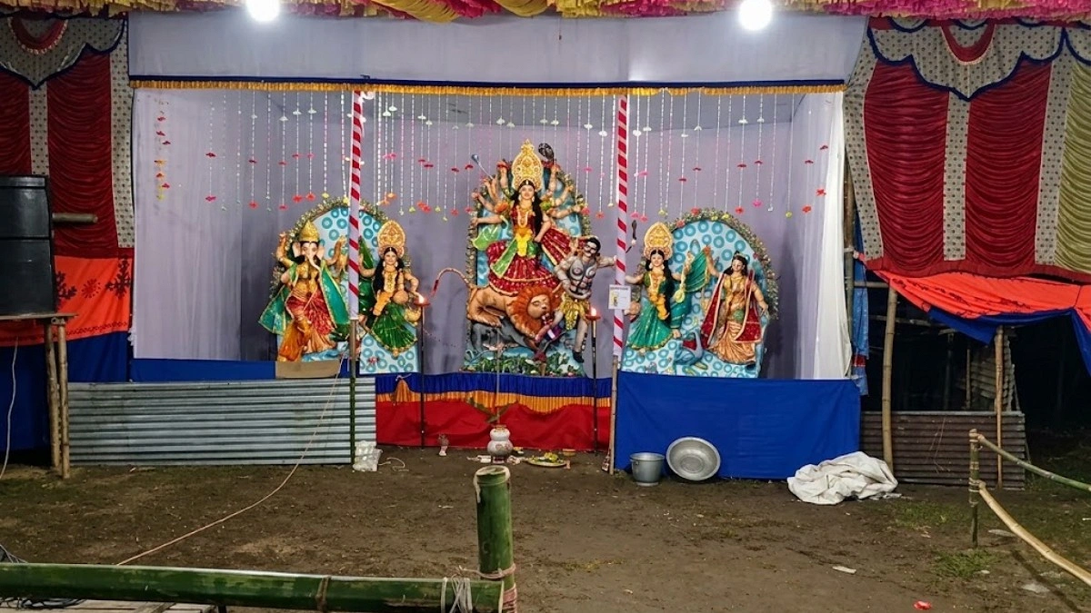 বাদ্যযন্ত্রীরা বাজালেন বটে, কিন্তু আরতি দেওয়া হলোনা অর্চনার
