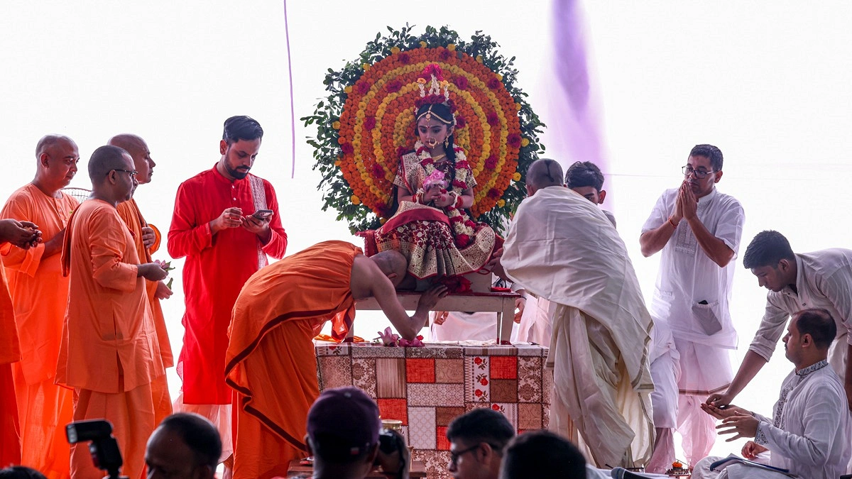 ধর্মীয় রীতি মেনে কুমারী পূজার আনুষ্ঠানিকতা পালন করছেন পুরোহিত
