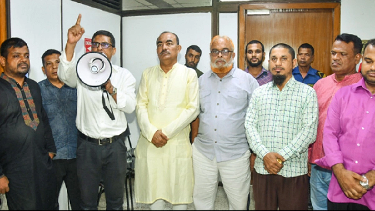 চার দফা দাবিতে বাংলাদেশ কৃষি ব্যাংকে বিক্ষোভ