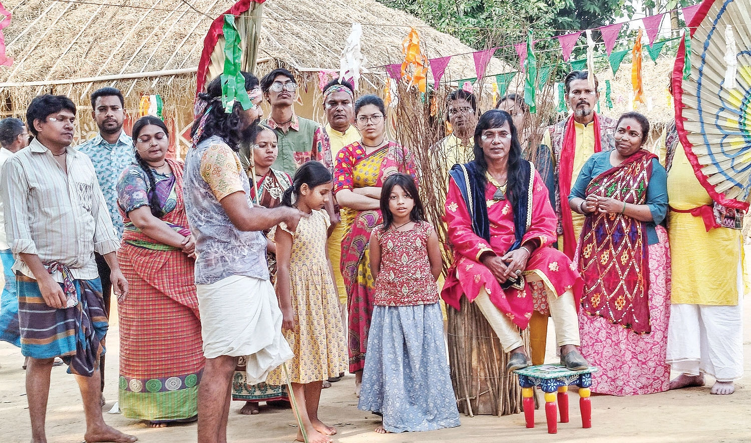 ওয়েব সিরিজ ‘২ষ’-এর শুটিংয়ে সহশিল্পীদের সঙ্গে ছবি: সংগ্রহ ওয়েব সিরিজ ‘২ষ’-এর শুটিংয়ে সহশিল্পীদের সঙ্গে ছবি: সংগ্রহ