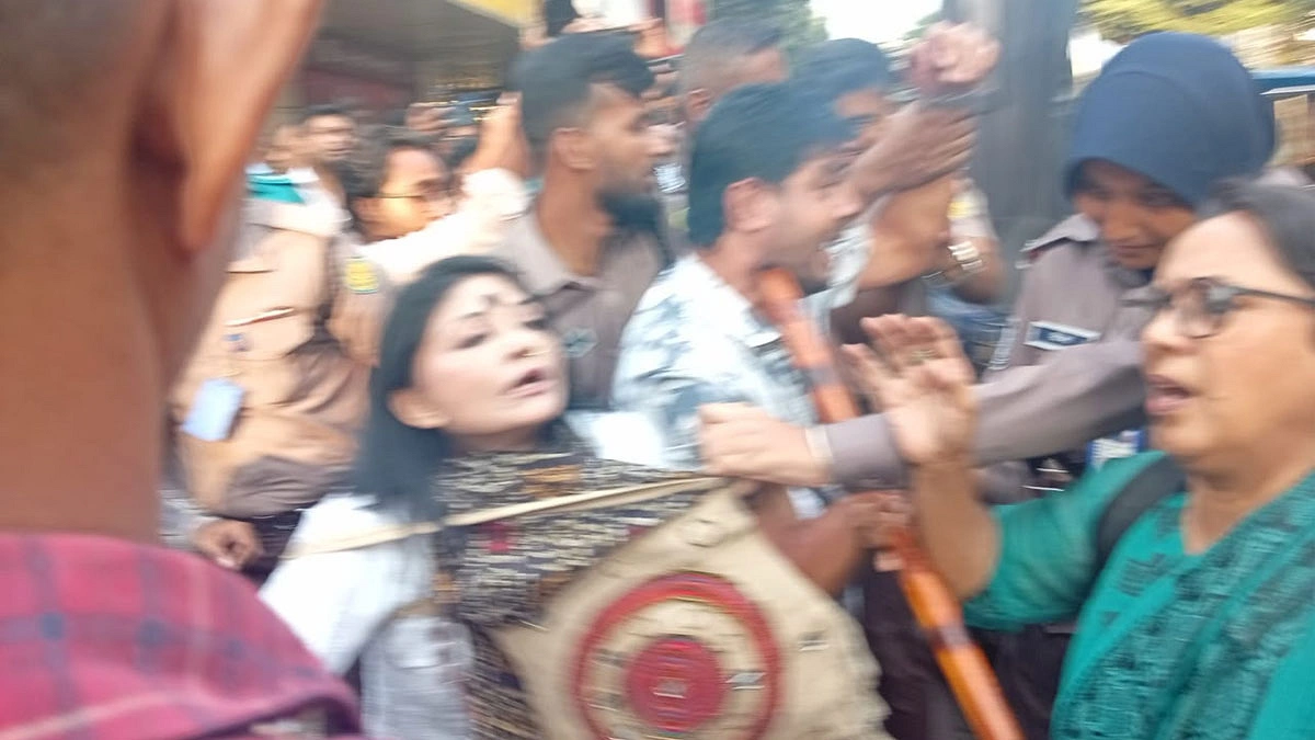 পুলিশ সংস্কৃতিকর্মীদের বাধা দিয়ে সরিয়ে দেয়। ছবি: আগামীর সময়