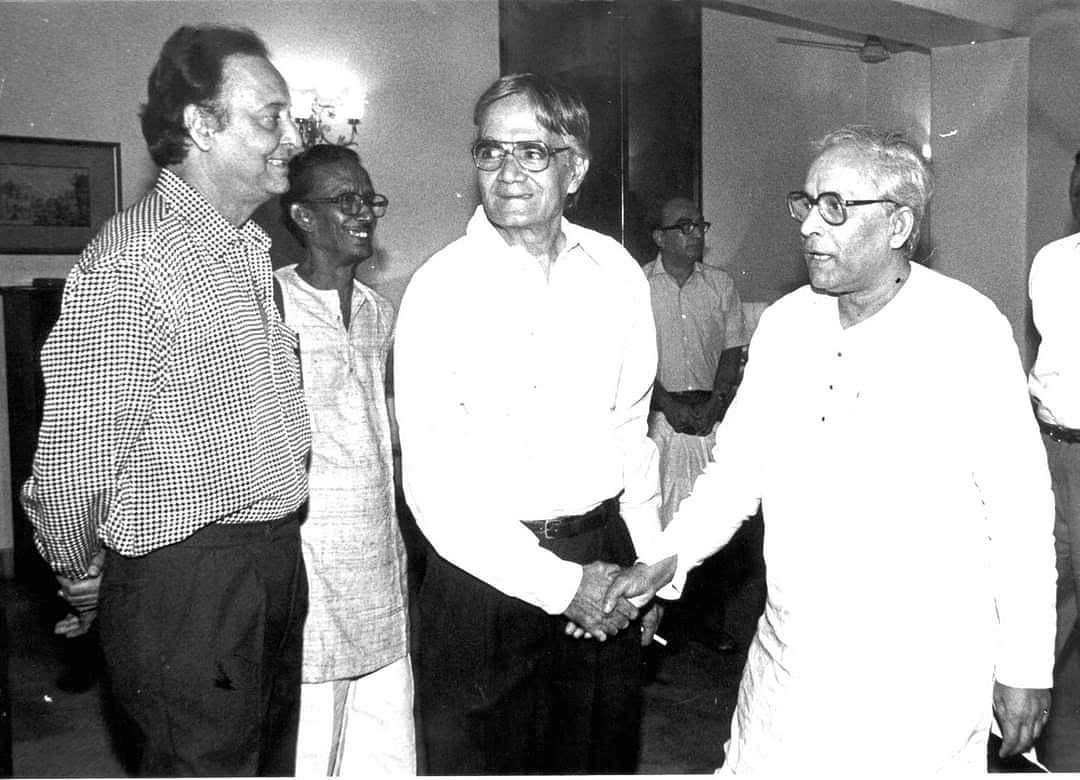 আজকালের অনুষ্ঠানে, অভ্যাগতদের সঙ্গে সন্দীপন চট্টোপাধ্যায়। ছবি অমিত ধর