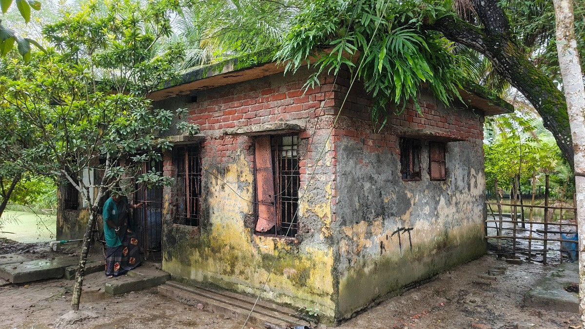 কয়রায় ঝুঁকিপূর্ণ ২২ কমিউনিটি ক্লিনিকের ভবন