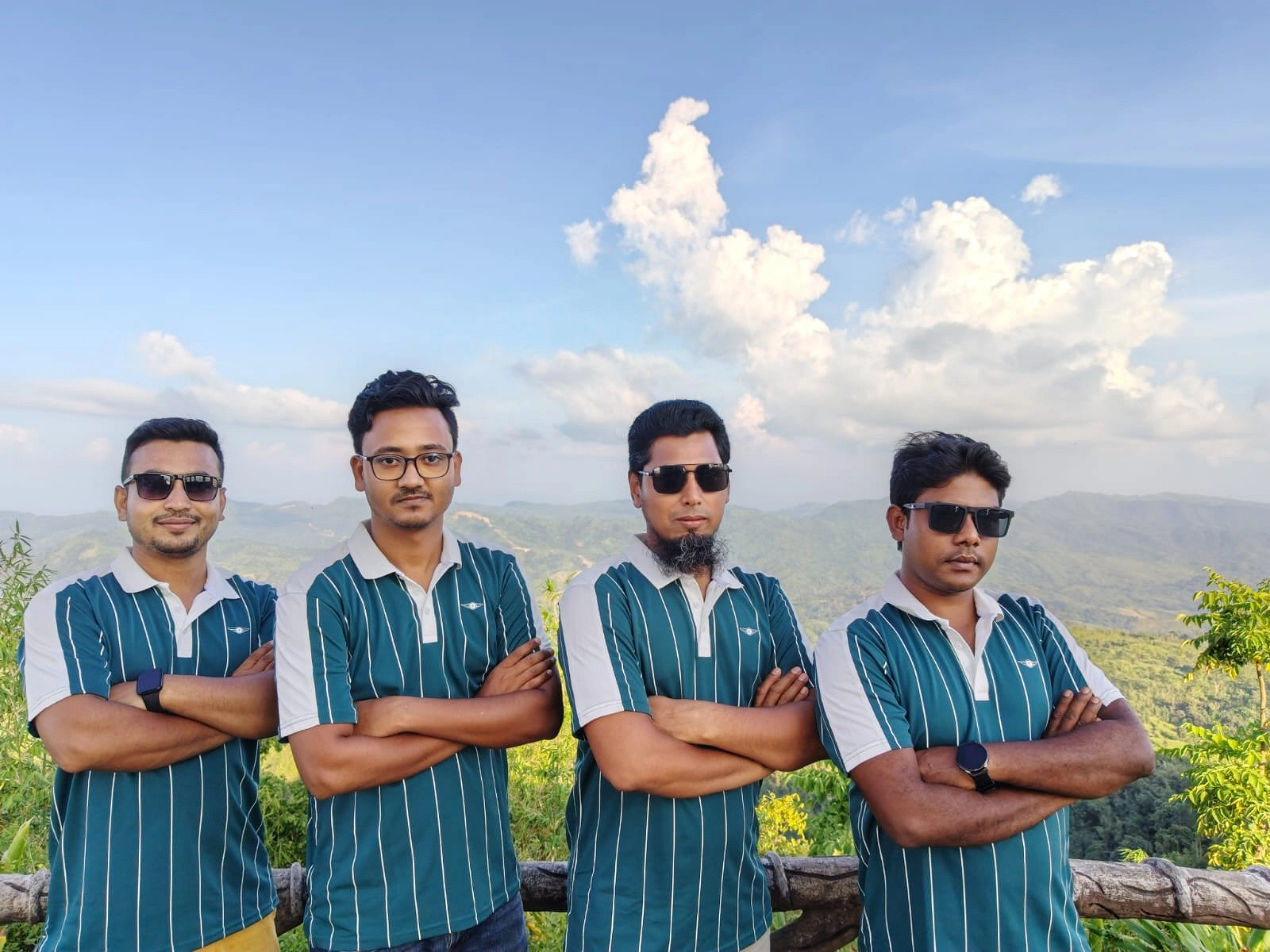 নীল আকাশের নিচে বন্ধুদের সাথে কাটানো জাদুকরী মুহূর্ত