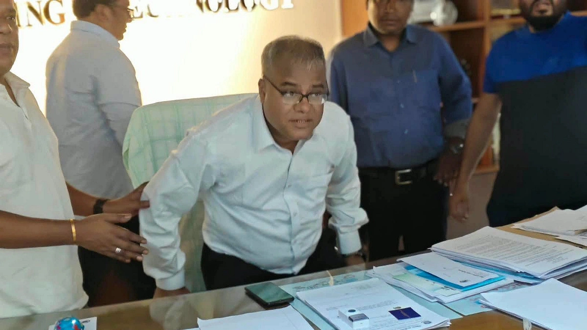 ভিসি শরীফুলের কাণ্ড: গেটে পরিচয় দেন শিক্ষক, সঙ্গে ছিলেন ছাত্রদল নেতারা