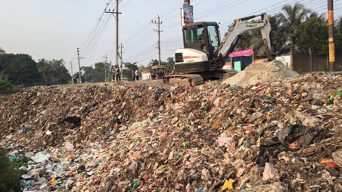 ময়লা সরানোর বদলে বালুর আস্তরণ, প্রধানমন্ত্রীর সফর ঘিরে তৎপরতা