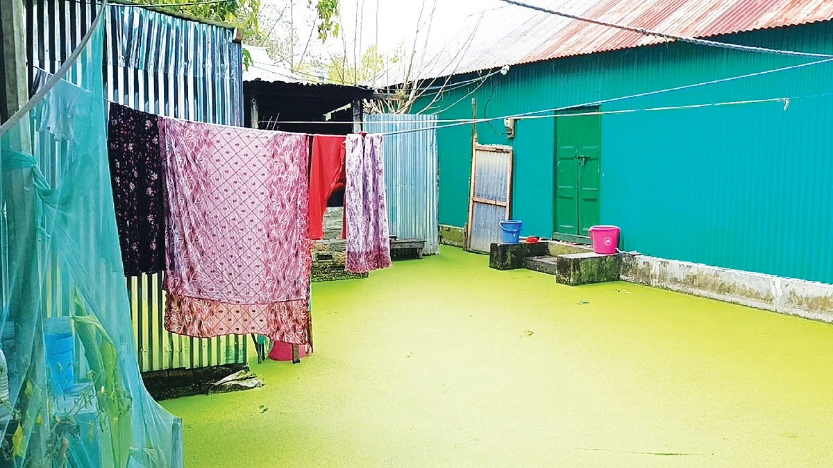 জলাবদ্ধতায় দুর্ভোগে শতাধিক পরিবার