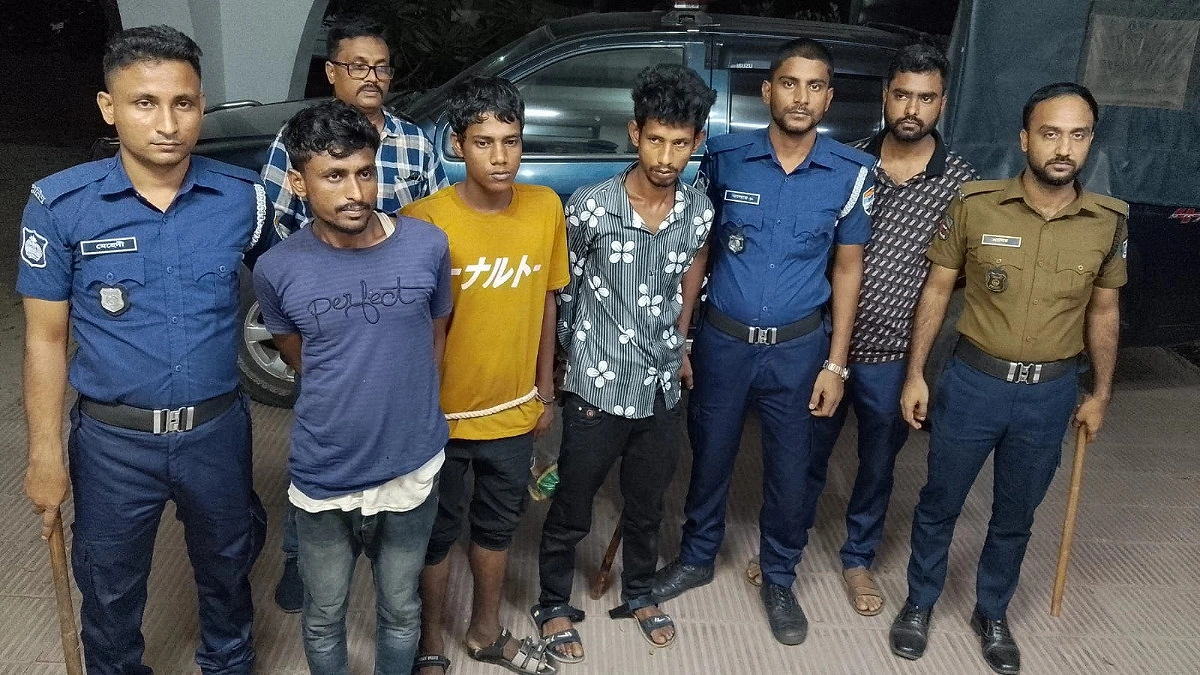 আসামি ছিনিয়ে নিতে রেলওয়ে পুলিশ ফাঁড়িতে হামলা, গ্রেপ্তার ৩ মাদক কারবারি