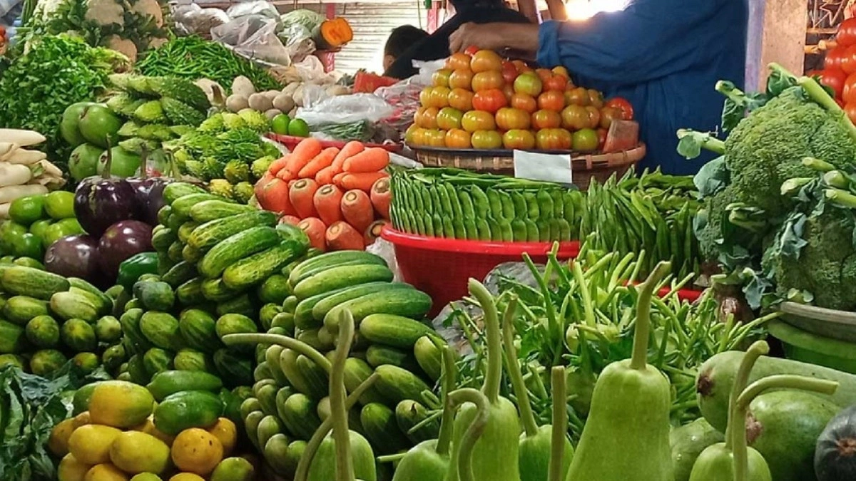 সবজি বাজারের আগুনে পুড়ছে ক্রেতার পকেট